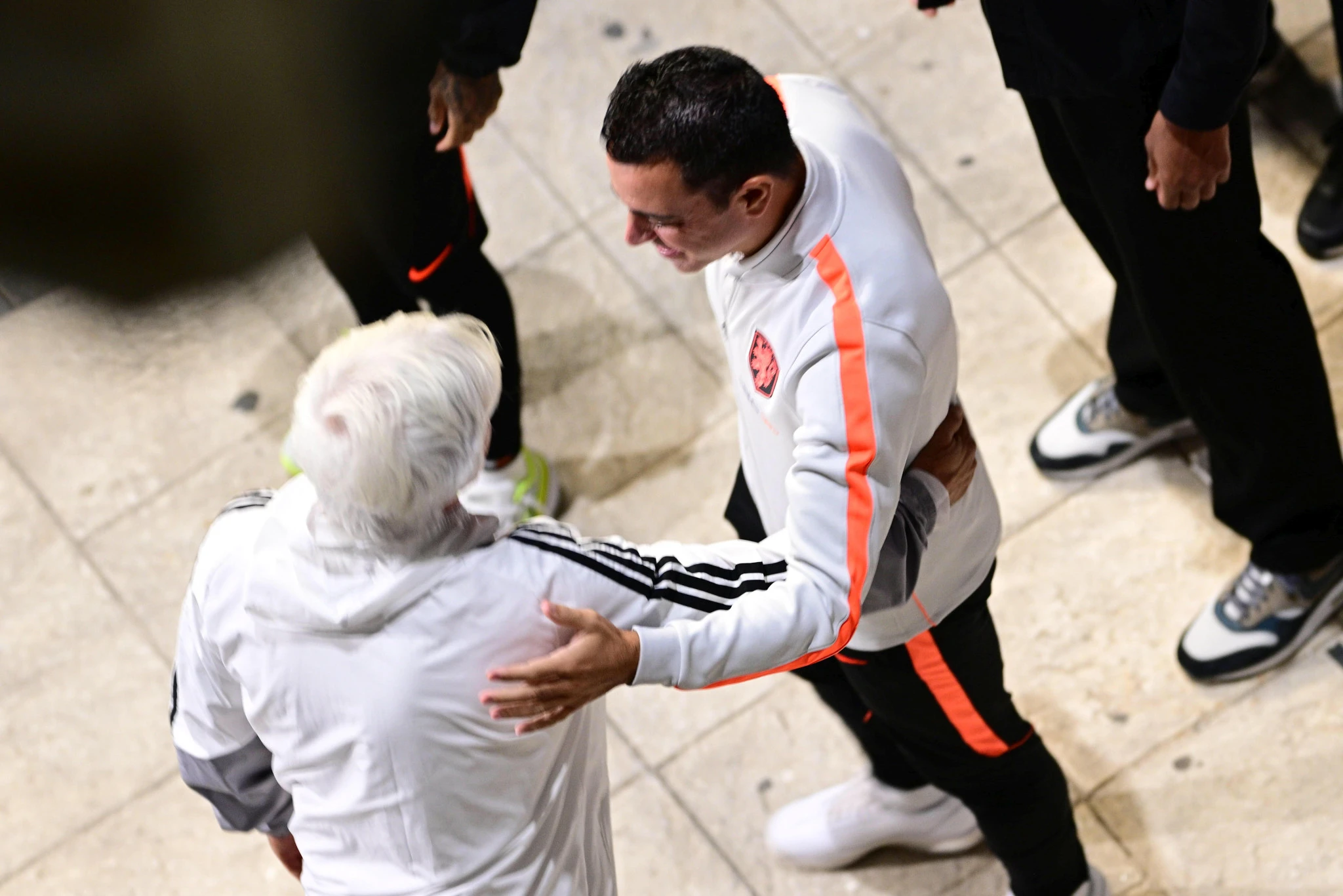 Γιοβάνοβιτς και Τσάβι τα λένε σε φιλικό κλίμα στο γήπεδο της Τούμπας / Πηγή: Eurokinissi