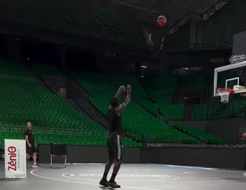 Η προπόνηση του Κέντρικ Ναν στο T-Center / Screenshot
