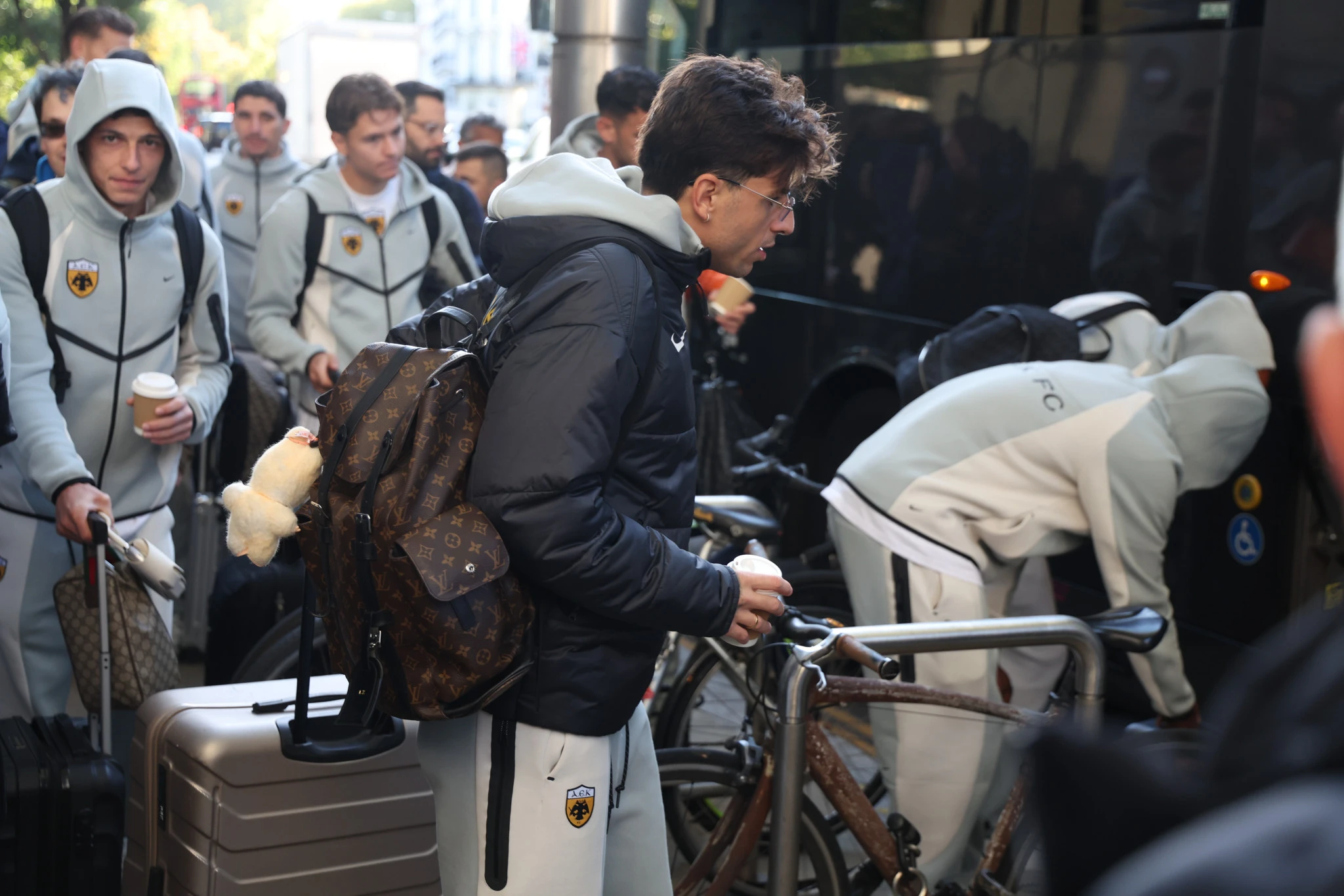 Ο Ρότα κατά την αναχώρηση της ΑΕΚ για το Μάντσεστερ /Πηγή: Intime<br>