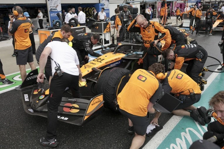 ape-mpe-f12025mclaren.jpg