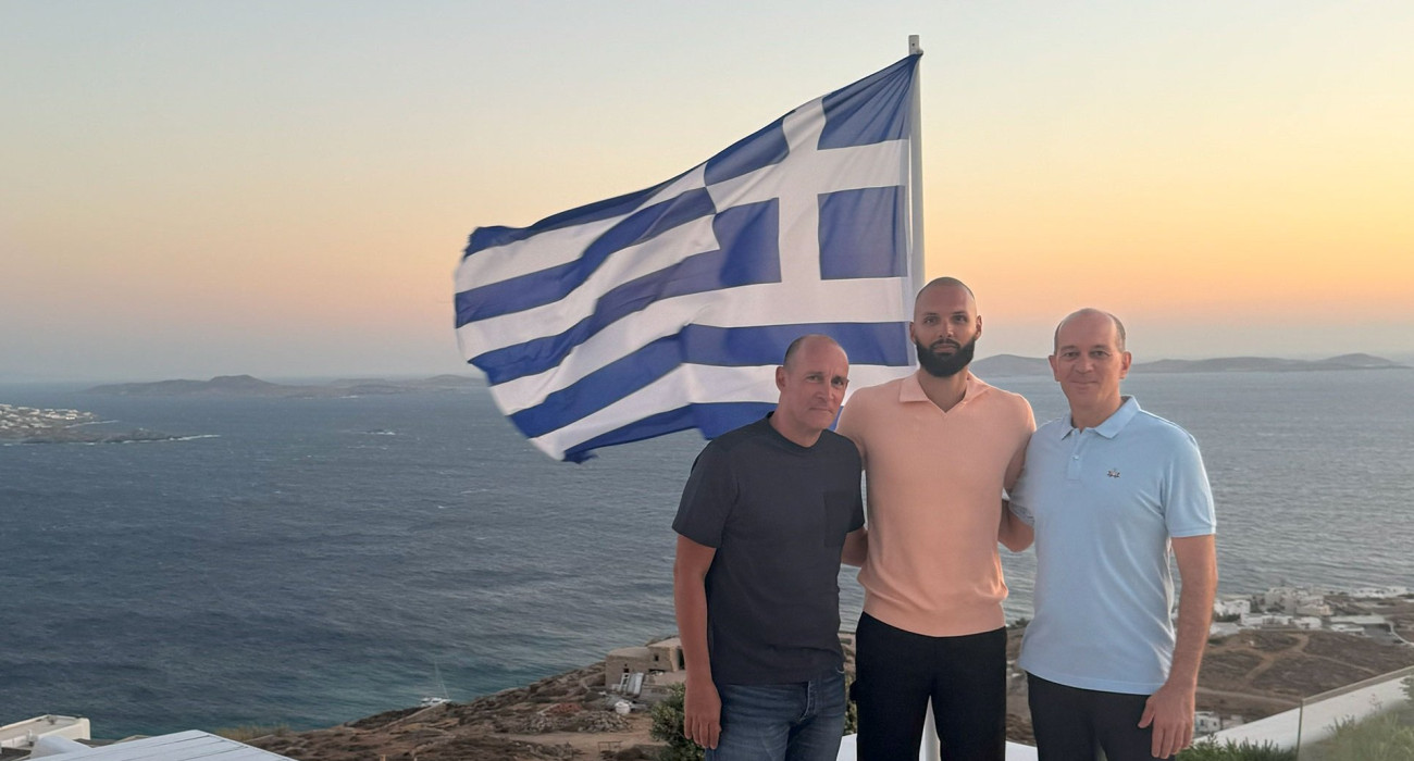 Οι Αγγελόπουλοι με τον Φουρνιέ μετά τις υπογραφές / Πηγή: ΚΑΕ Ολυμπιακός