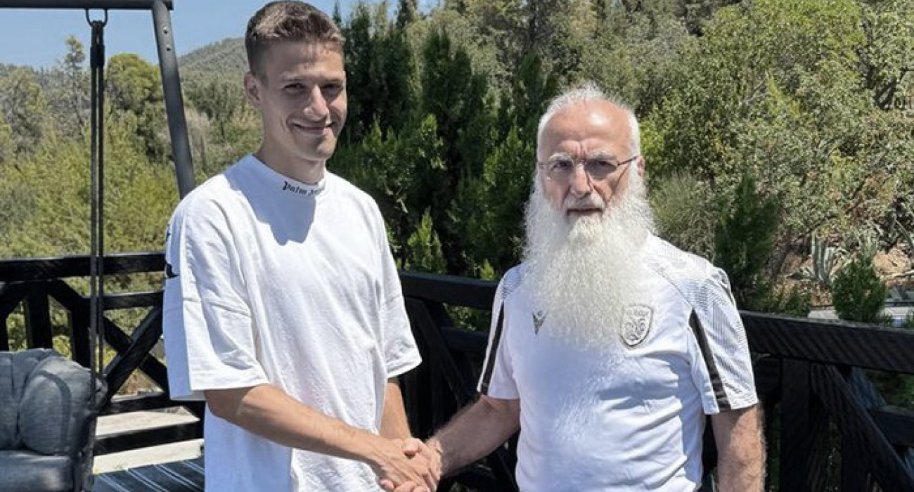 Η χειραψία του Γιάννη Κωνσταντέλια με τον Ιβάν Σαββίδη / Πηγή: ΠΑΟΚ
