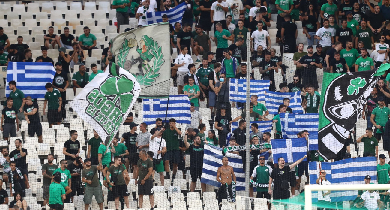 Οι φίλοι του Παναθηναϊκού με ελληνικές σημαίες στο ΟΑΚΑ / Πηγή: Eurokinissi
