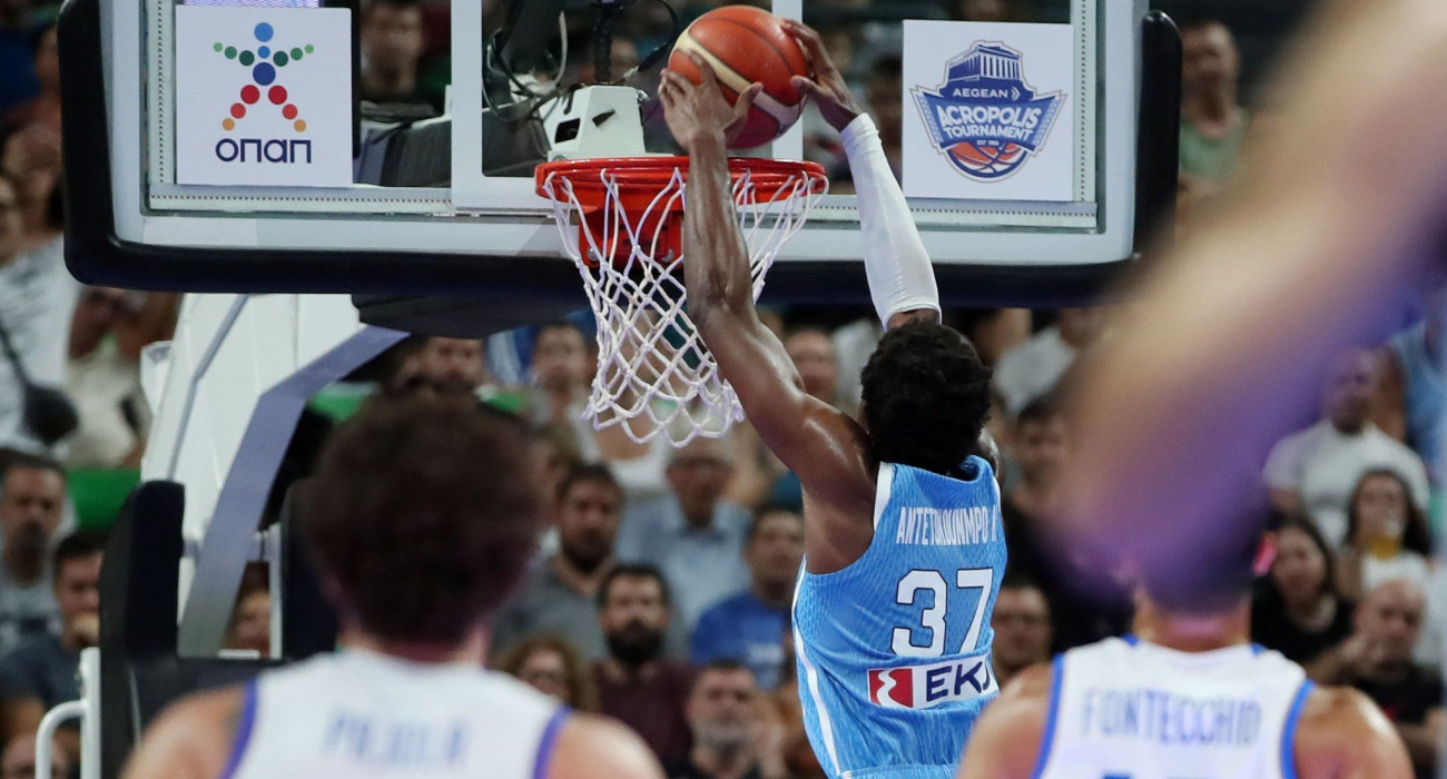 Ο Κώστας Αντετοκούνμπο καρφώνει εμφατικά, Πηγή: Intime