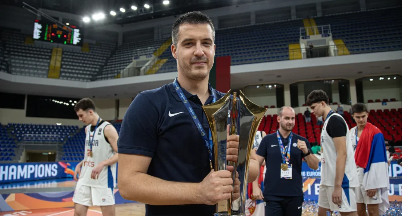 O Στέβαν Μίγιοβιτς με το τρόπαιο του EuroBasket U16 στα χέρια / Πηγή: FIBA EuroBasket