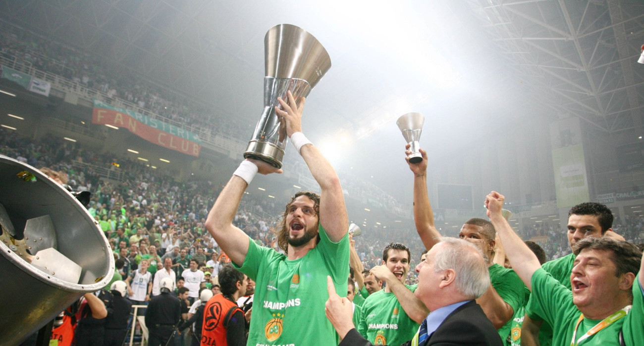 Ο Φραγκίσκος Αλβέρτης με το τρόπαιο της Euroleague/Πηγή: Eurokinissi