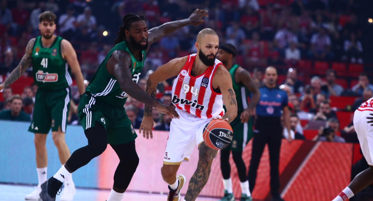 Ο Ματίας Λεσόρ κι ο Εβάν Φουρνιέ στον αγώνα Ολυμπιακός - Παναθηναϊκός / Πηγή: Eurokinissi