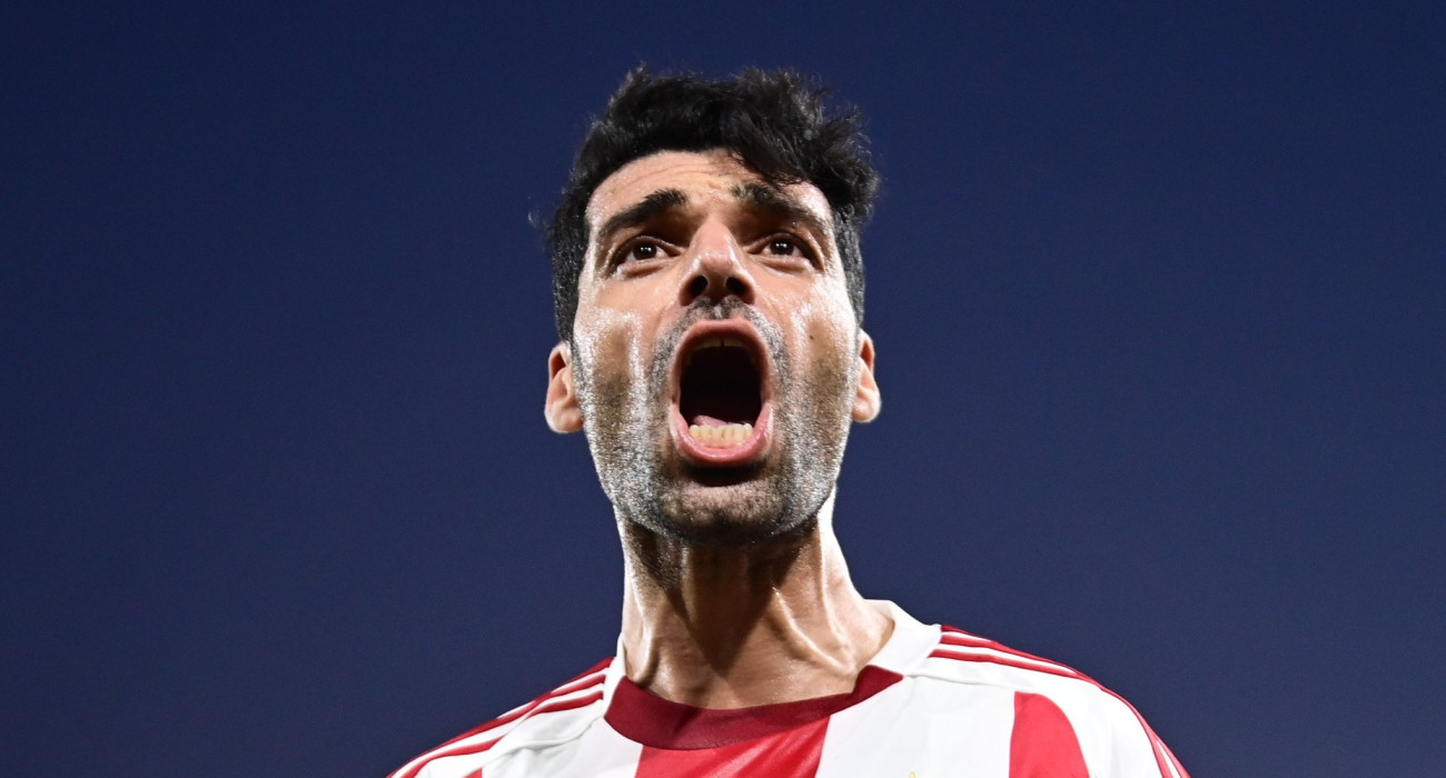 Ο Μεχντί Ταρέμι πανηγυρίζει με τον Ολυμπιακό / Πηγή: Eurokinissi