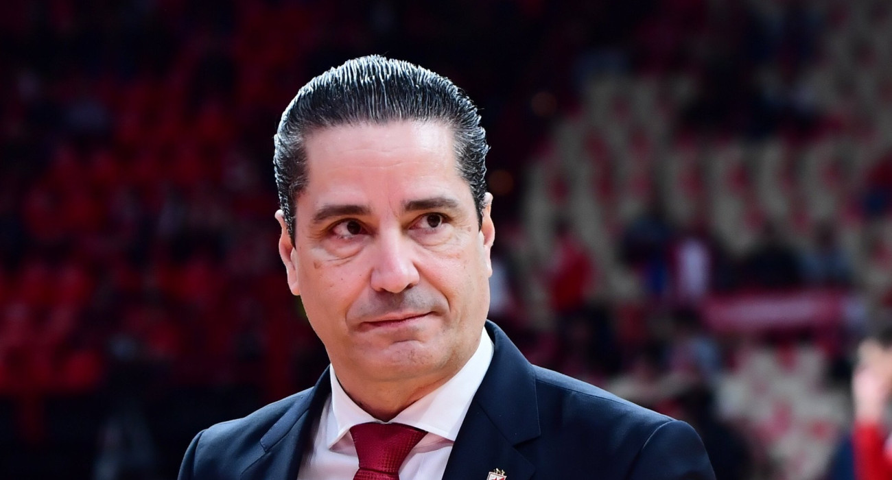 Ο Γιάννης Σφαιρόπουλος στον πάγκο του Ερυθρού Αστέρα/Πηγή: Eurokinissi