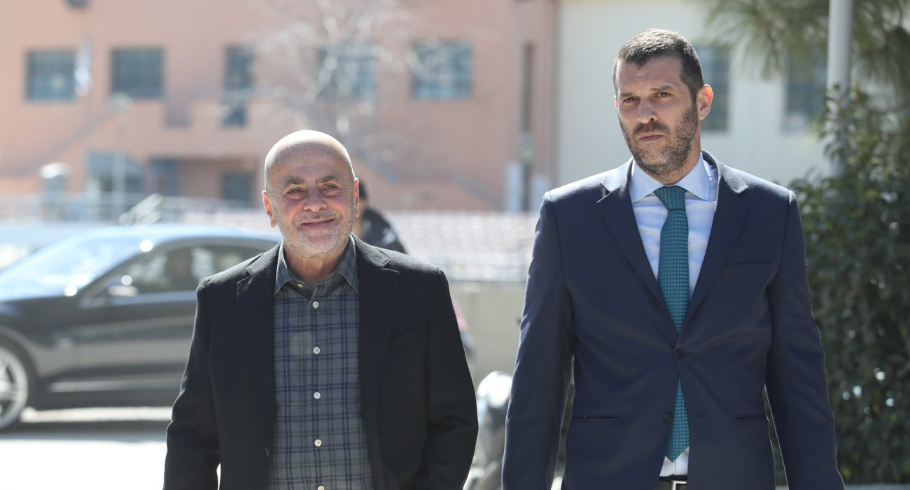 Ο Γιάννης Αλαφούζος με τον Λεωνίδα Μπουτσικάρη / Πηγή: Eurokinissi