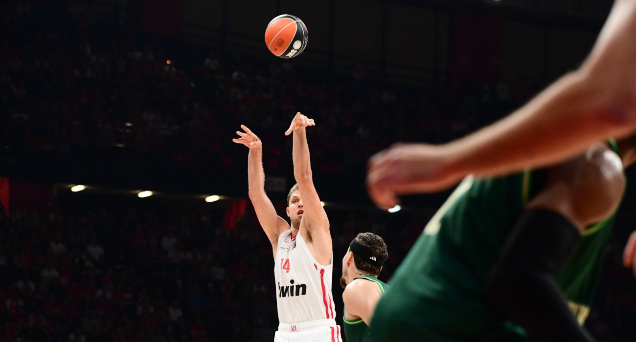 Ο Σάσα Βεζένκοφ σκόραρε ένα εντυπωσιακό «buzzer beater» / Πηγή: Eurokinissi