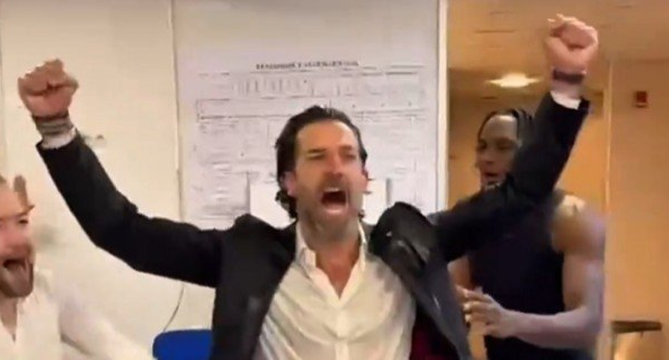 Ο Τόμοβιτς, τον οποίο κάνουν... λούτσα οι παίκτες του Αστέρα / Πηγή: Screenshot