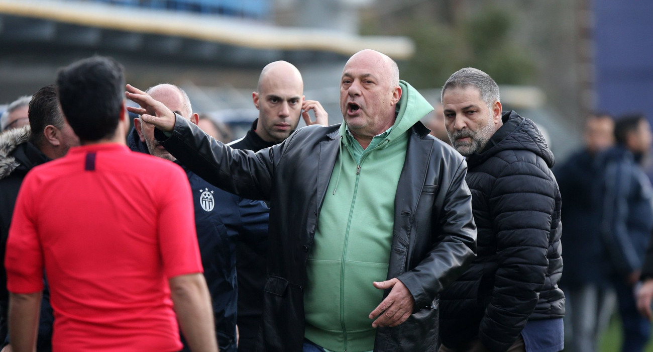 Ο Αχιλλέας Μπέος διαμαρτύρεται στο παιχνίδι του Βόλου με την Κηφισιά / Πηγή: Intime