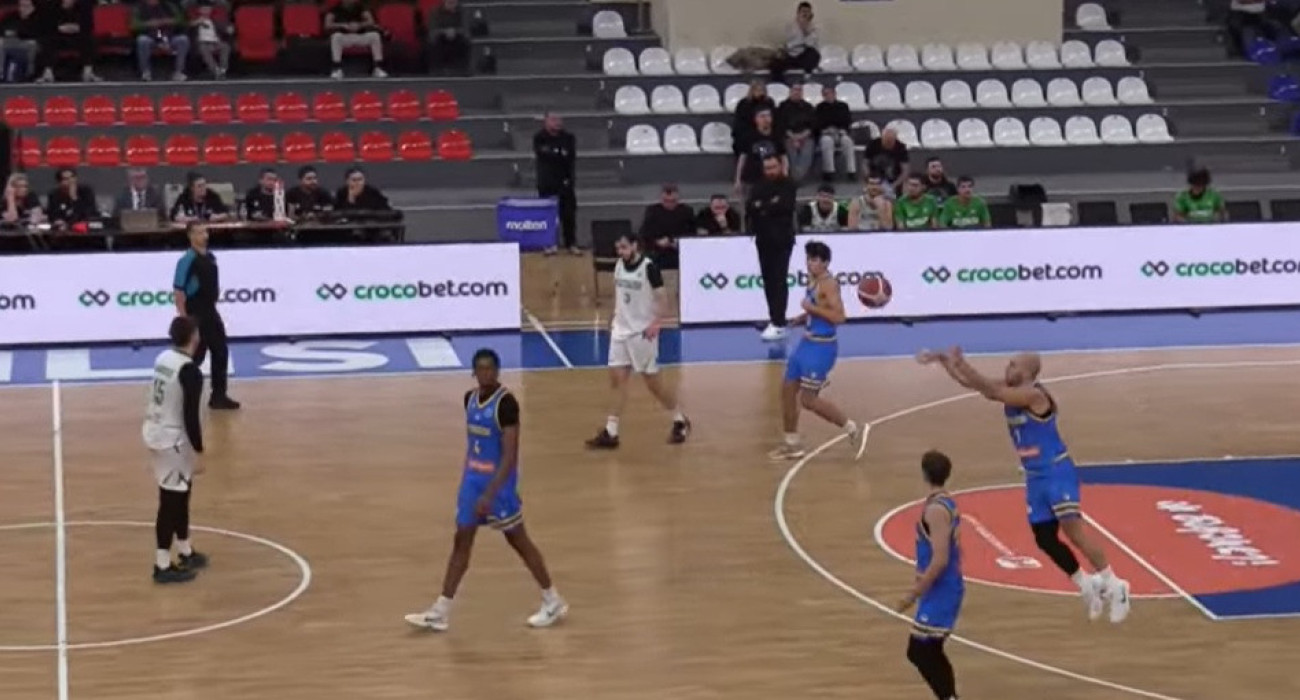 Τι έβαλε ο Μουράτος! Απίστευτο buzzer beater από τη μια άκρη του γηπέδου στην άλλη (video)