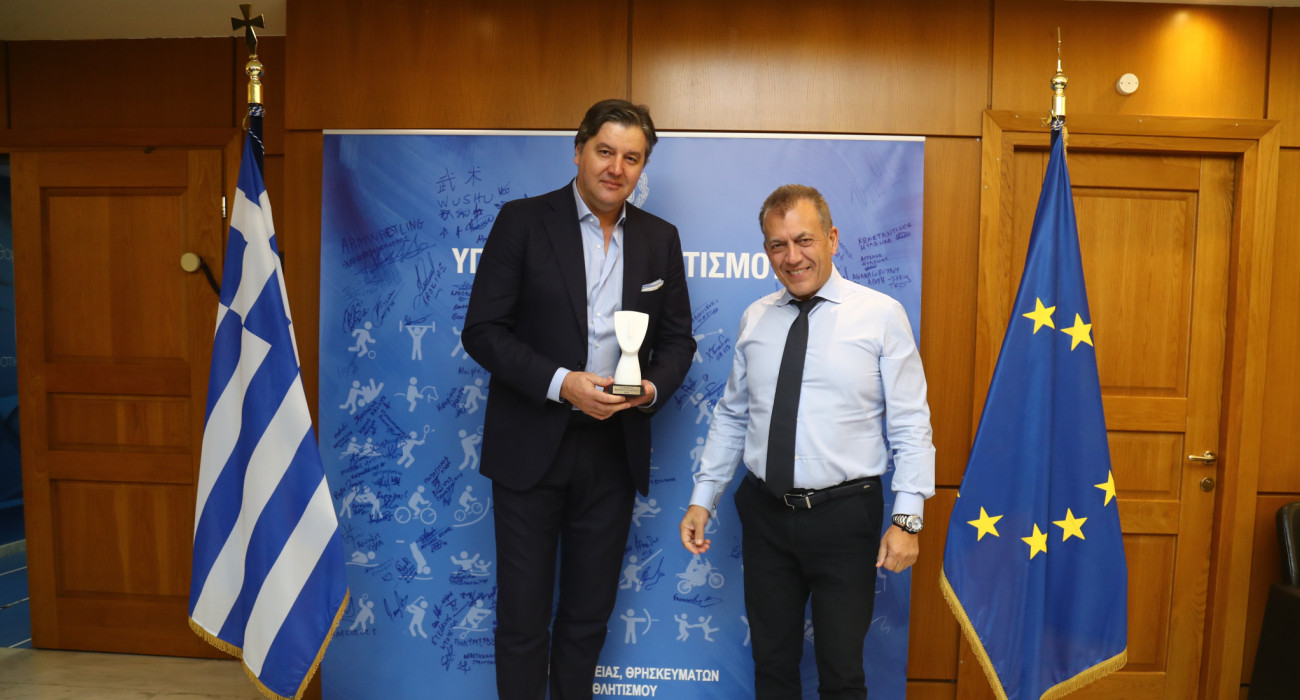 Ο Γιάννης Βρούτσης με τον Ντέγιαν Μποντιρόγκα/Πηγή: Eurokinissi