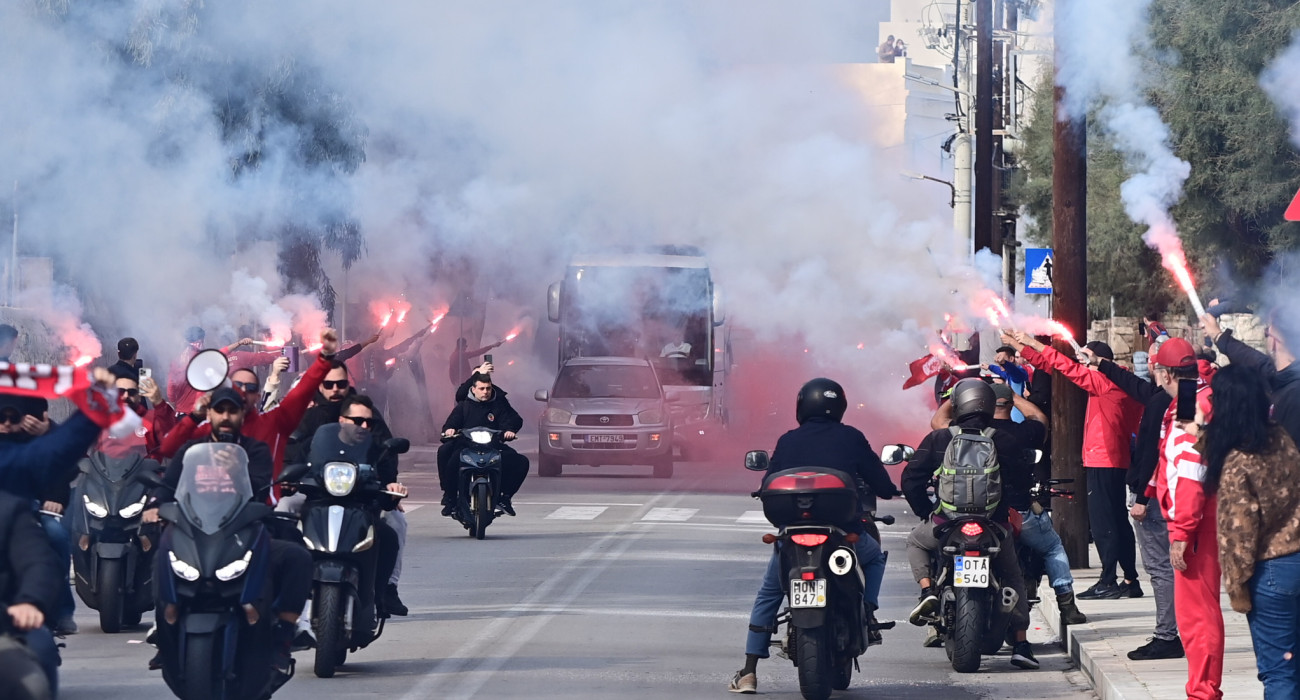 Οπαδοί του Ολυμπιακού συνοδεύουν την αποστολή / Πηγή: Eurokinissi