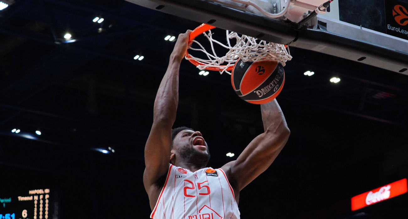 Ο Νταν Οτούρου καρφώνει με μανία σε αγώνα της EuroLeague με τη φανέλα της Χάποελ Τελ Αβίβ / Πηγή: Imago