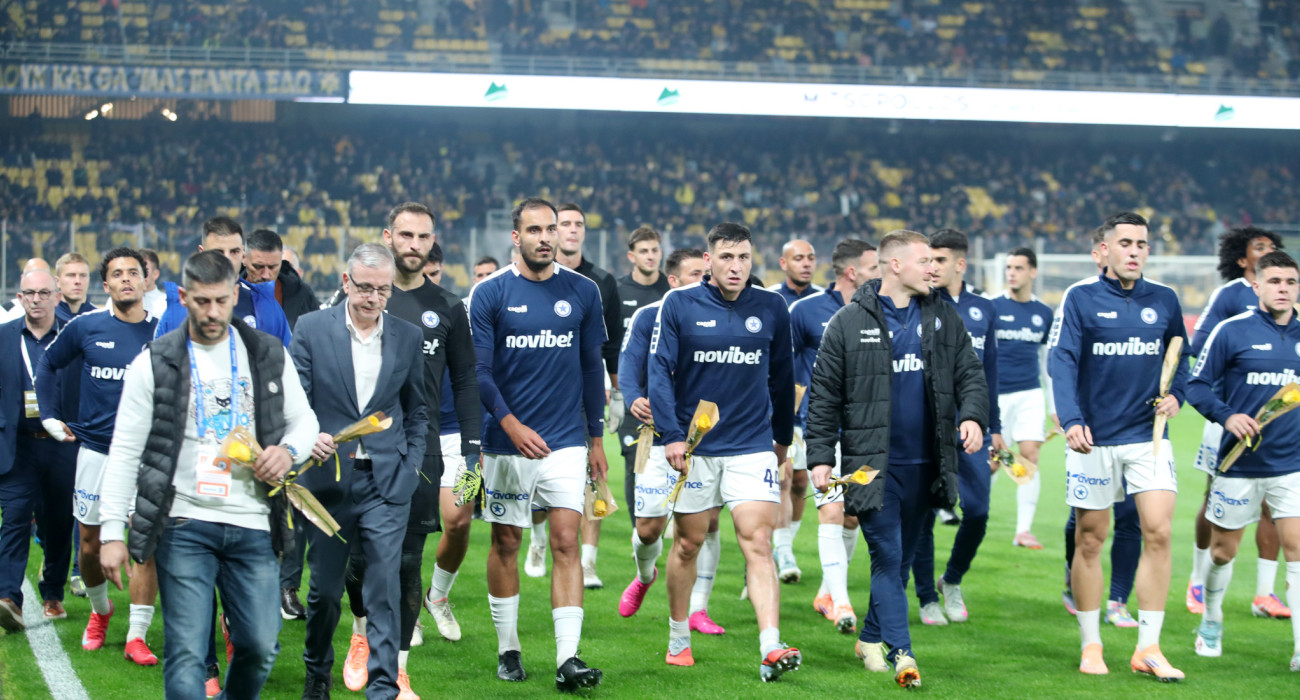 Οι παίκτες του Ατρόμητου με λουλούδια στα χέρια / Πηγή: Intime