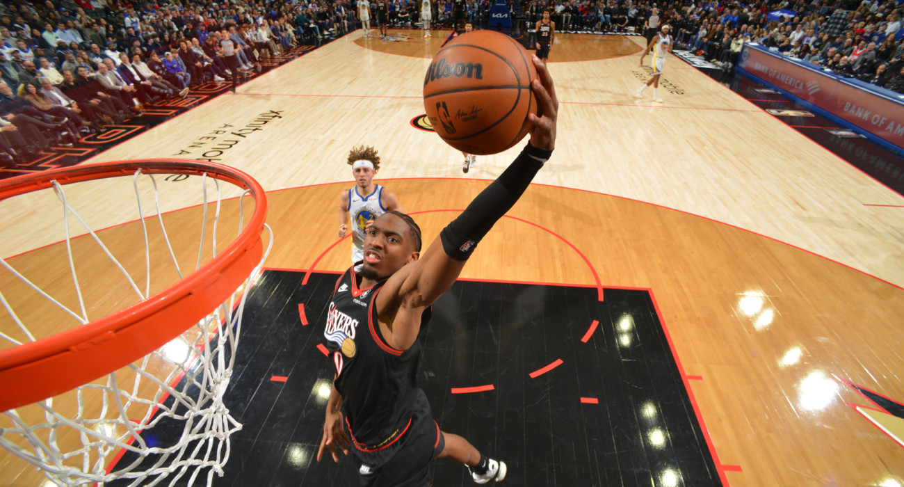 Ο Ταϊρίς Μάξεϊ των Σίξερς σε... πτήση / Photo by Jesse D. Garrabrant/NBAE via Getty Images