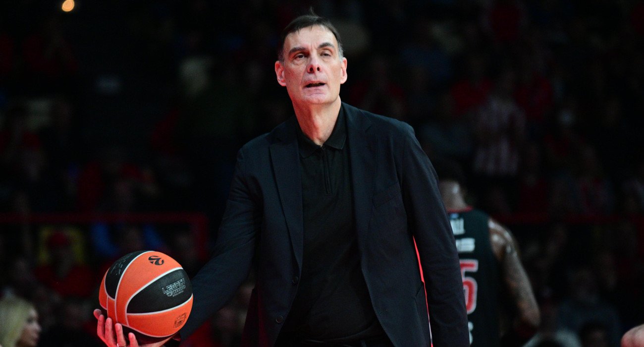 Ο Γιώργος Μπαρτζώκας στον πάγκο του Ολυμπιακού, Πηγή: Eurokinissi