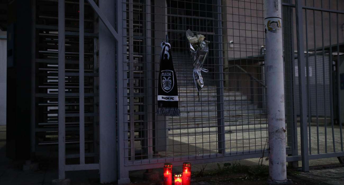 Κεριά, κασκόλ και ανθοδέσμη στην Τούμπα / Πηγή: Eurokinissi