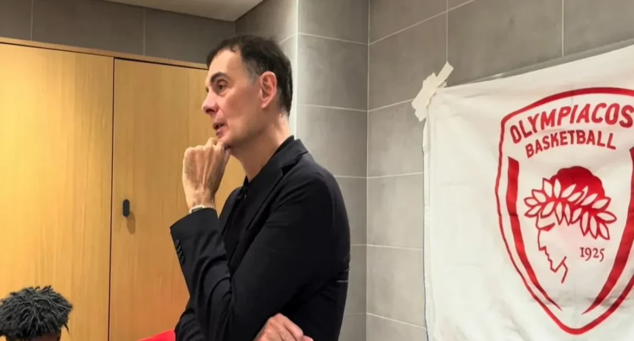 Ο Γιώργος Μπαρτζώκας στα αποδυτήρια του Ολυμπιακού/printscreen