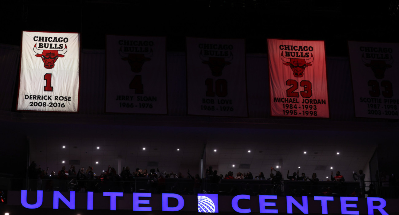 Το #1 του Ντέρικ Ρόουζ στην οροφή του United Center/Photo by Geoff Stellfox/Getty Images