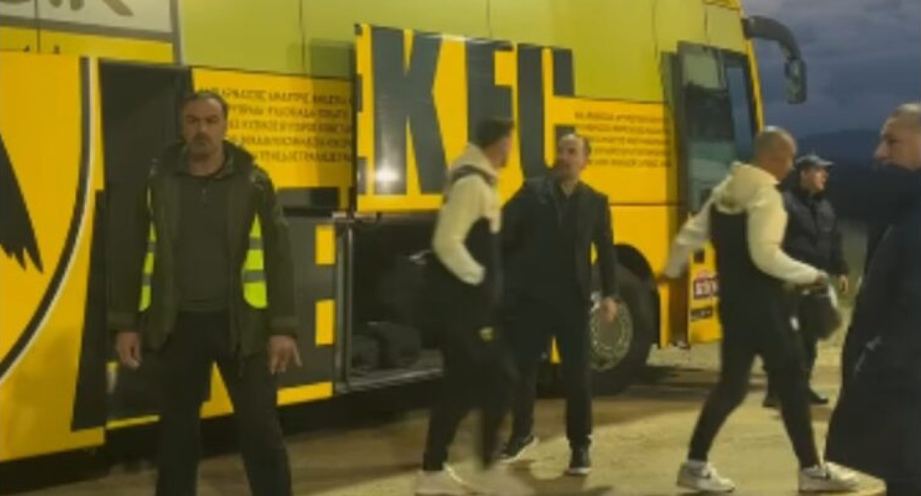 Ο Λούκα Γιόβιτς στην άφιξη της αποστολής της ΑΕΚ στο γήπεδο του Αστέρα AKTOR / Screenshot