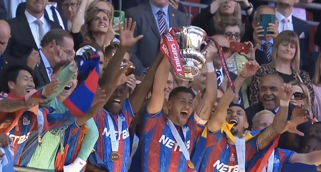 Η Κρίσταλ Πάλας σηκώνει το FA Cup / Screenshot