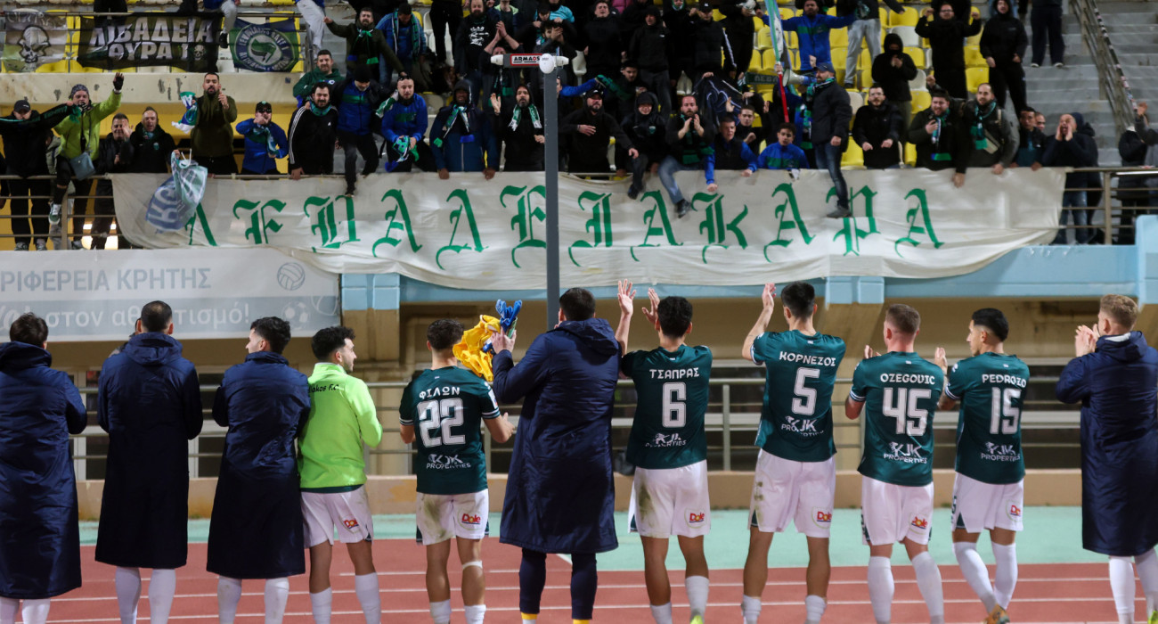 Οι παίκτες του Λεβαδειακού με τον κόσμο της ομάδας στην Κρήτη, Πηγή: Eurokinissi