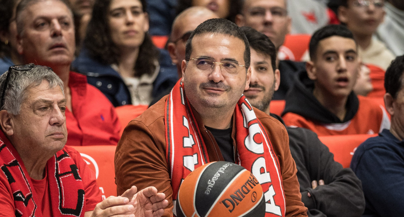 Ο πανίσχυρος ιδιοκτήτης της Χάποελ Τελ Αβίβ, Οφέρ Γιανάι / Πηγή: Seffi Magriso / Euroleague Basketball via Getty Images