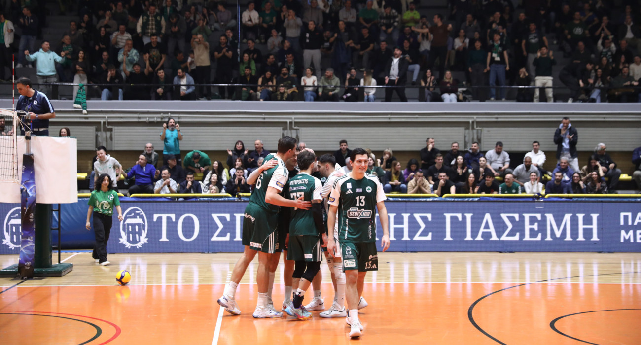 Μέλη της ομάδας του Παναθηναϊκού μπροστά στους φιλάθλους του / Πηγή: Intime