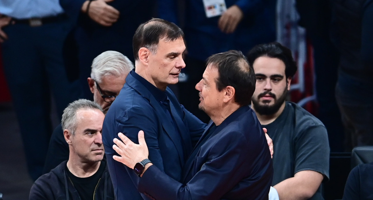 Εργκίν Αταμάν και Γιώργος Μπαρτζώκας αγκαλιάζονται «θερμά» / Πηγή: Eurokinissi
