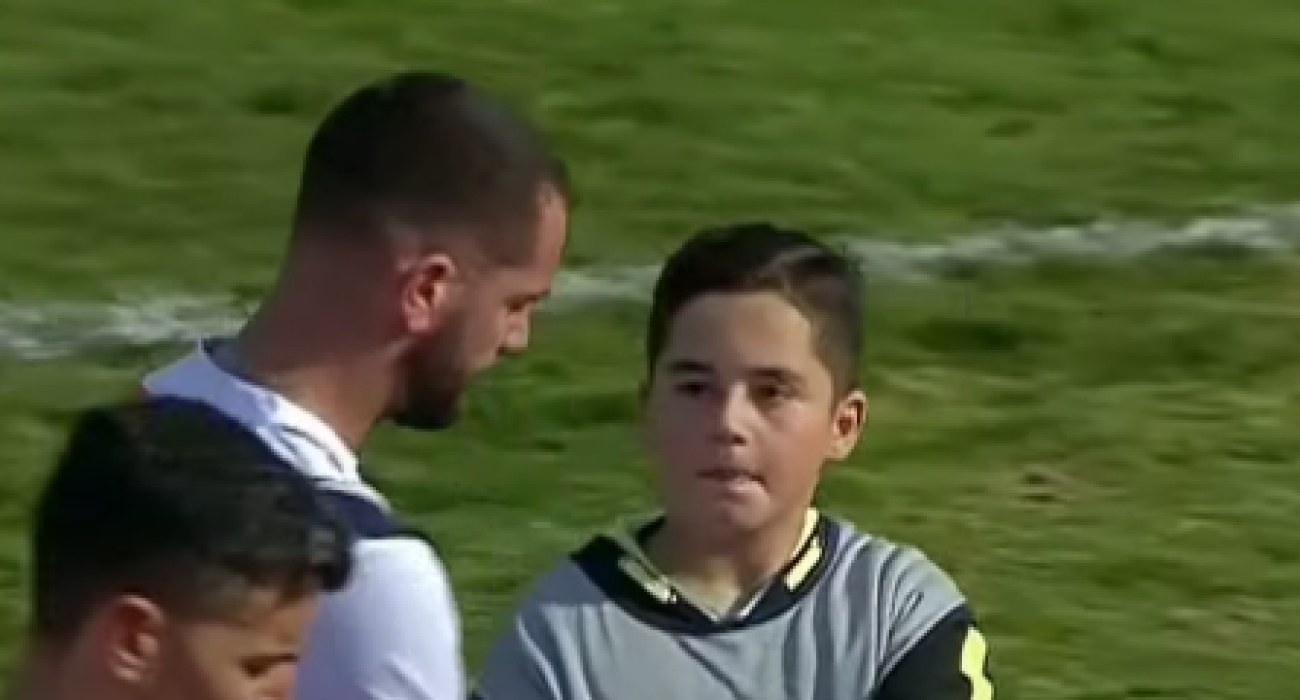 Η στιγμή που το ball boy μπαίνει στο γήπεδο και ζητάει αυτόγραφα από τους παίκτες του Ηρακλή / Screenshot