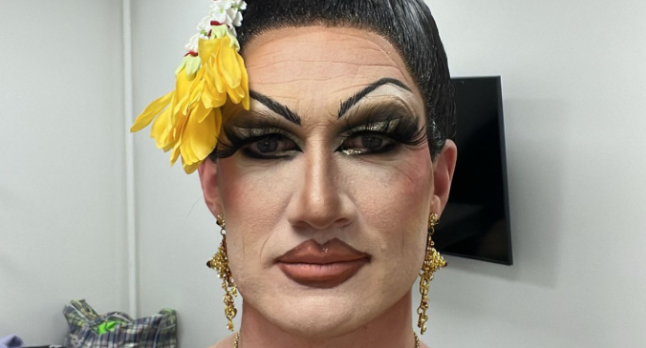 Ο Γκρεγκ Ράδερφορντ ως drag queen / Screenshot