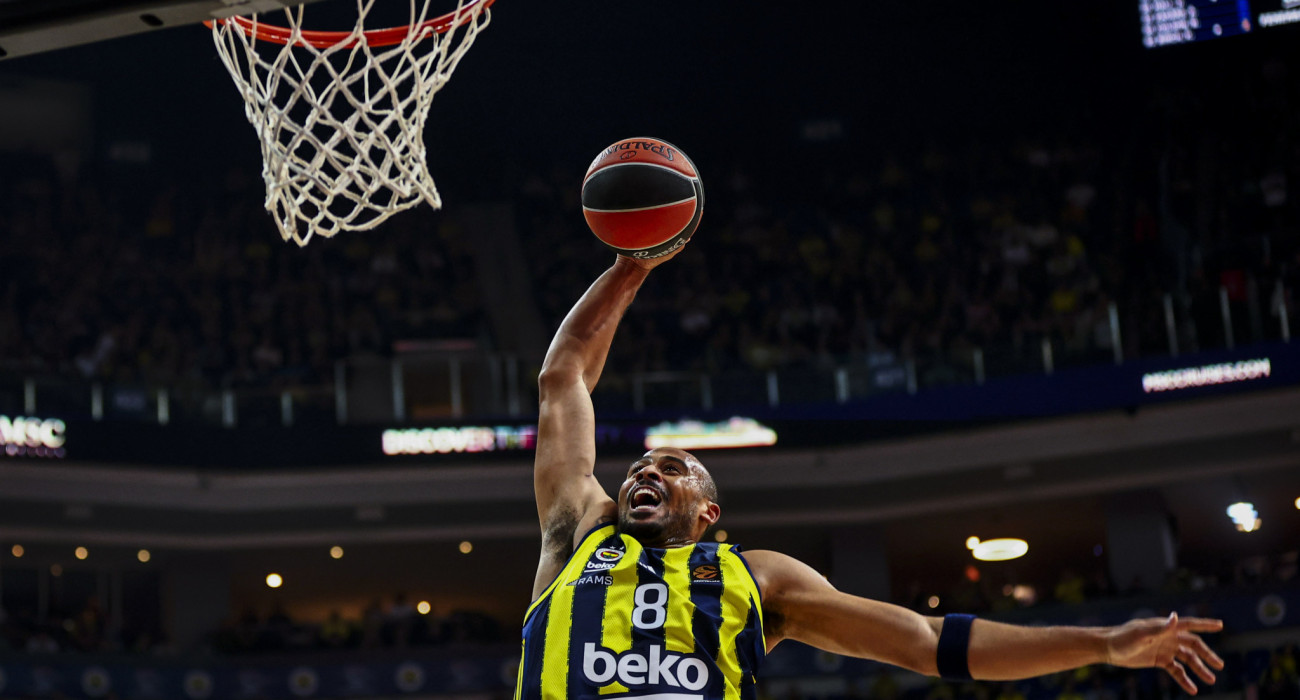 Ο φετινός MVP της Φενέρμπαχτσε, Τέιλεν Χόρτον-Τάκερ, απογειώνεται και καρφώνει με μανία / Photo by Tolga Adanali/Euroleague Basketball via Getty Images