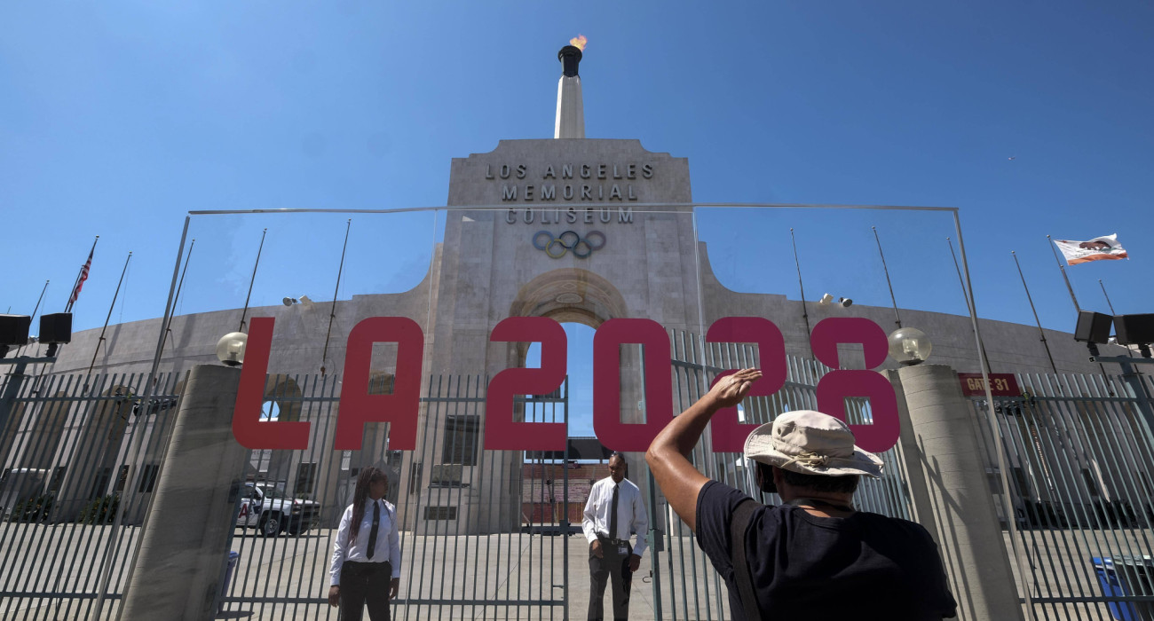 Μια πινακίδα του «LA2028» στην πρόσοψη του Memorial Coliseum  στο Λος Άντζελες / Πηγή: Imago
