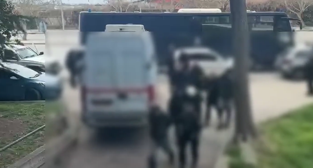 Στο Αυτόφωρο οι οκτώ οπαδοί για το επεισόδιο στα δημοσιογραφικά της Τούμπας/Screenshot