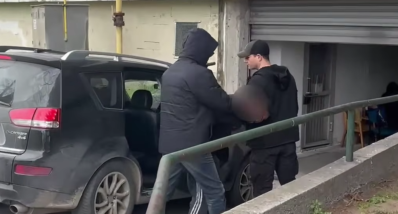 Στα δικαστήρια υπό δρακόντεια μέτρα ασφαλείας ο 23χρονος που απολογείται για τη δολοφονία του Κλεομένη / Screenshot