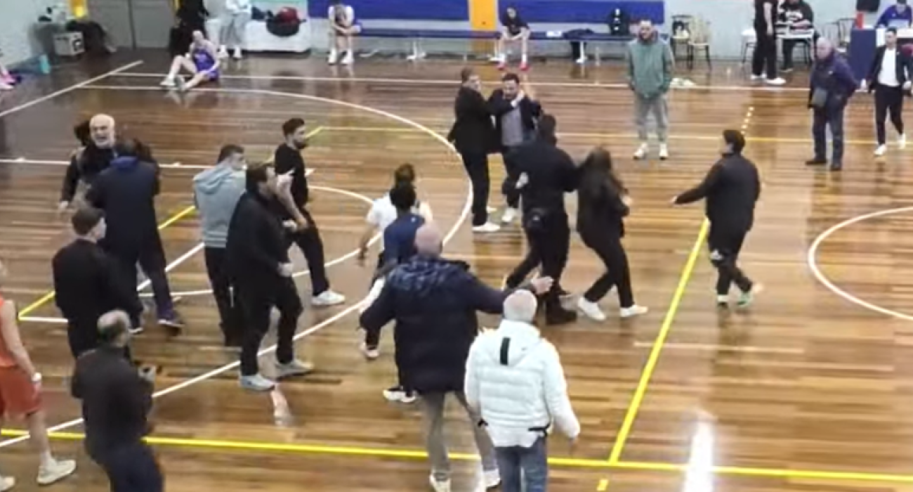 Σύρραξη και ξύλο σε αγώνα της Α1 Γυναικών: Προπονητής πέταξε την μπάλα στην εξέδρα (video)