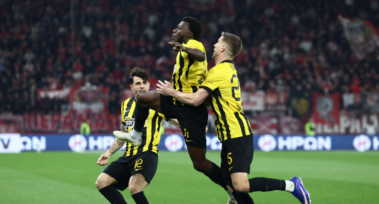 Ο Αμπουμπακαρί Κοϊτά πανηγυρίζει το 1-0 της ΑΕΚ κόντρα στον Ολυμπιακό /  Πηγή: Eurokinissi