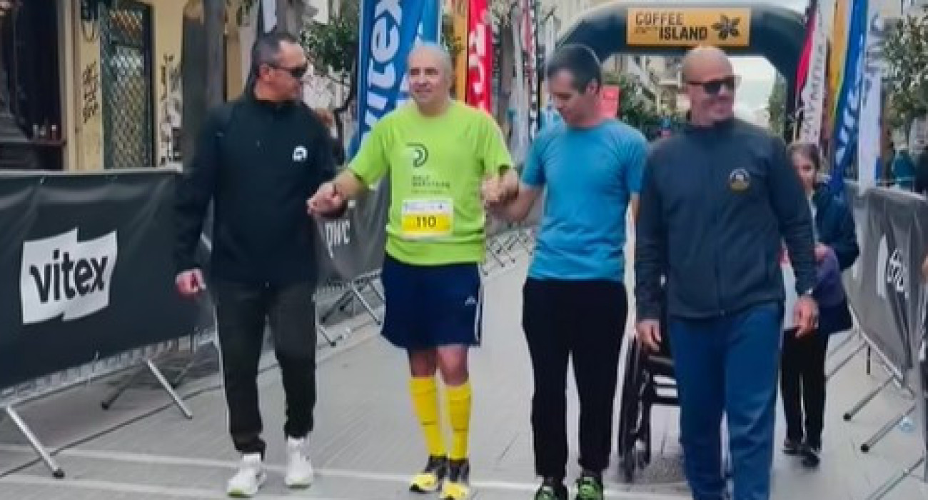 Η στιγμή που τερματίζει ο Κυριάκος Γκόβας στον Ημιμαραθώνιο της Πάτρας / Screenshot