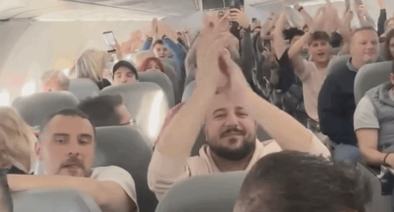 Συνθήματα στο τσάρτερ της αποστολής της ΑΕΚ / Screenshot