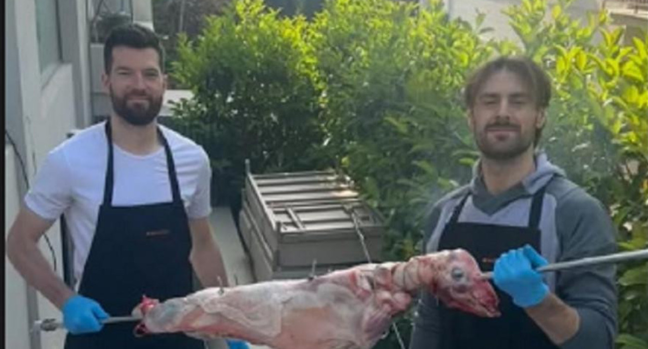 Πίτερς και Πάπας τήρησαν το έθιμο και σούβλισαν αρνί (photo)