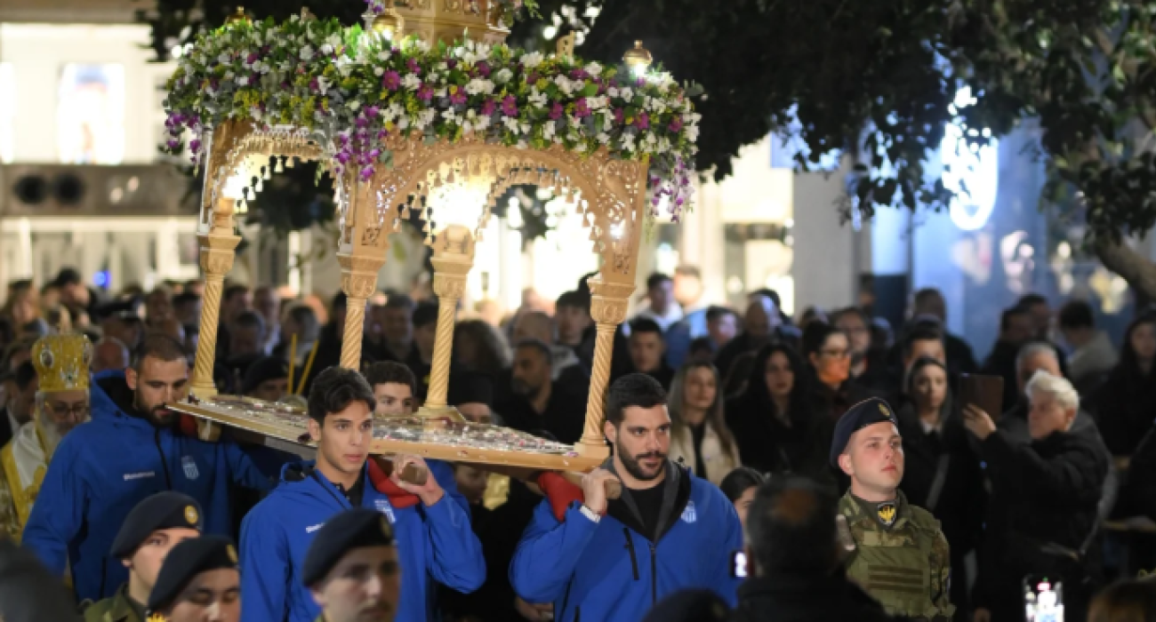 Διεθνείς της εθνικής ομάδας πόλο στην περιφορά του επιτάφιου / Πηγή: Instagram @dimos_alexandroupolis