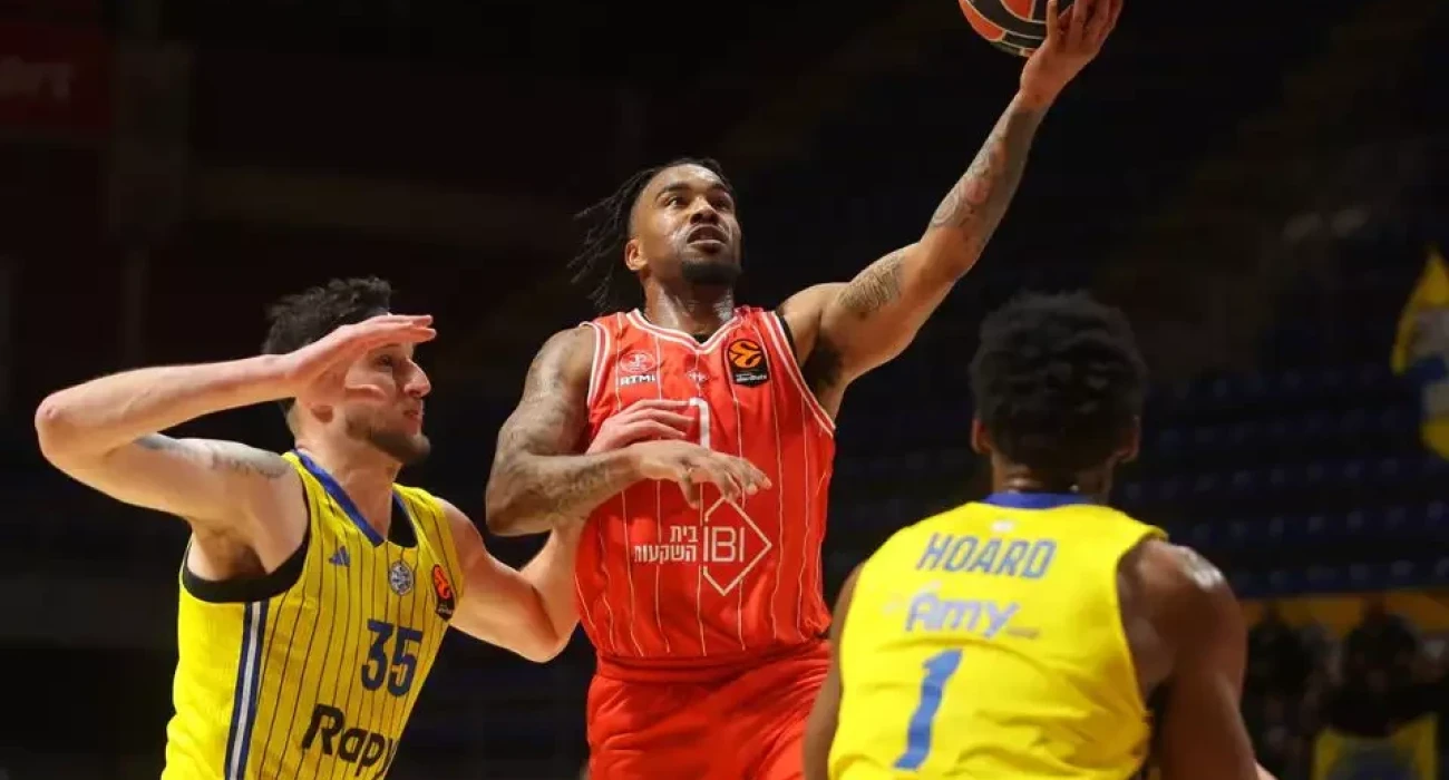 Ο Κρις Τζόουνς με τη φανέλα της Χάποελ- Πηγή: Hapoel Tel Aviv BC