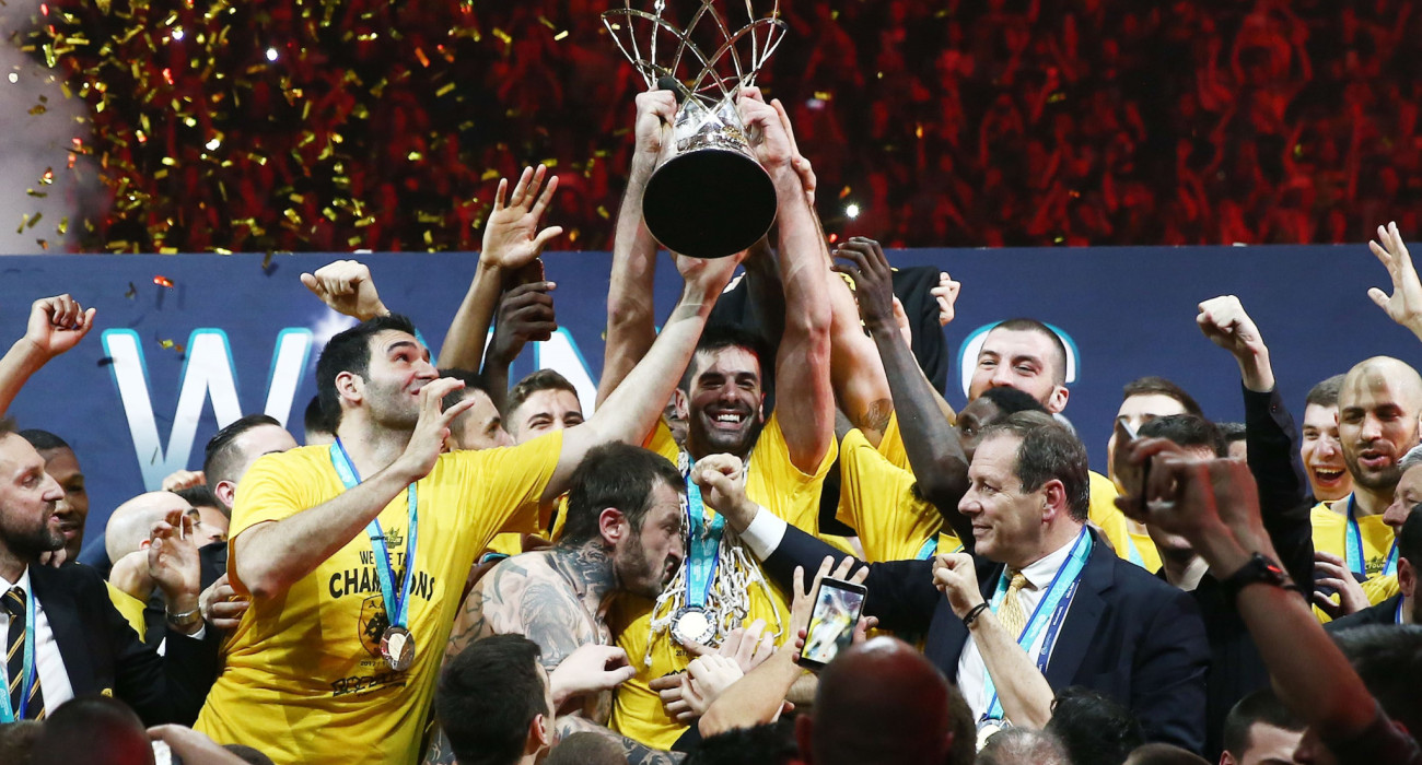 Ο Ντούσαν Σάκοτα σηκώνει το τρόπαιο του BCL - Πηγή: Intime