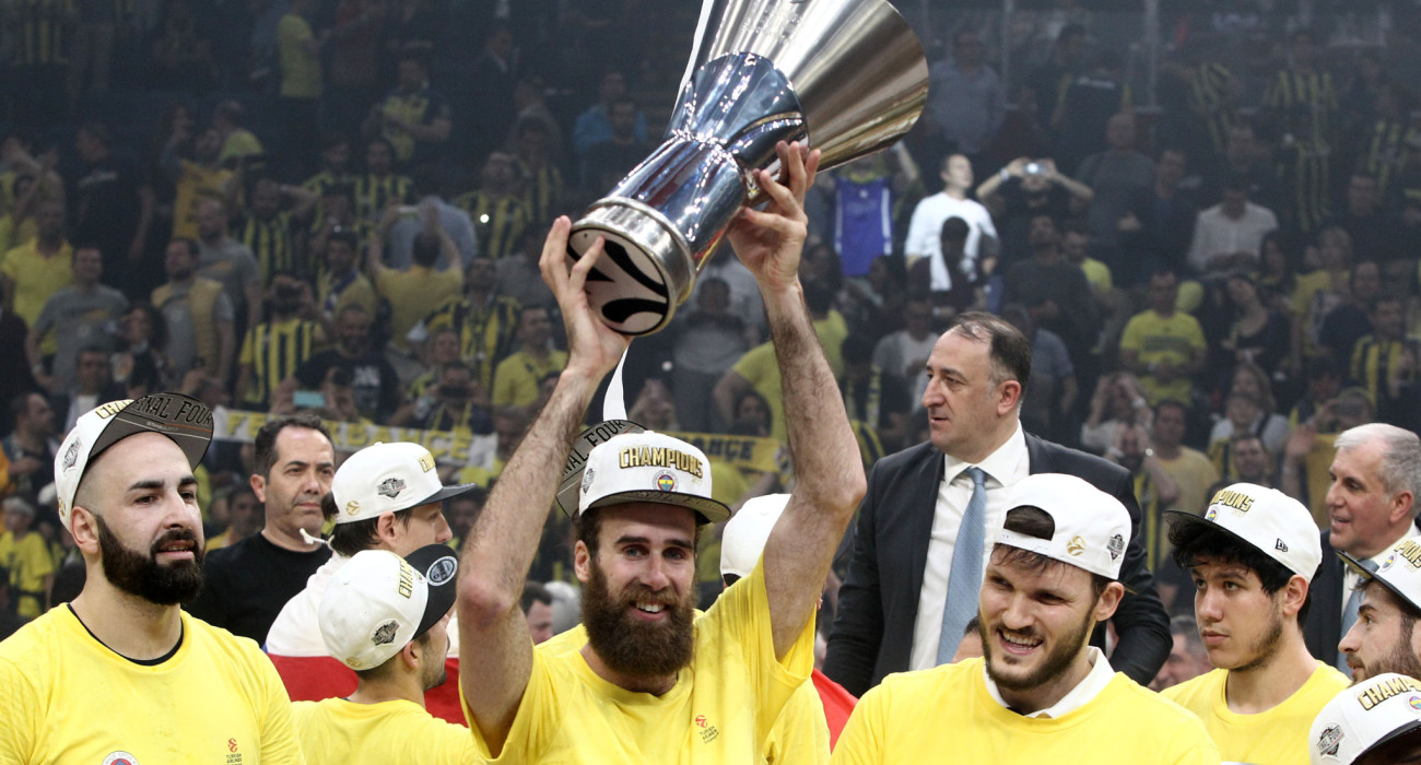 Ο Τζίτζι Ντατόμε σηκώνει στην Πόλη την κούπα της EuroLeague / Eurokinissi