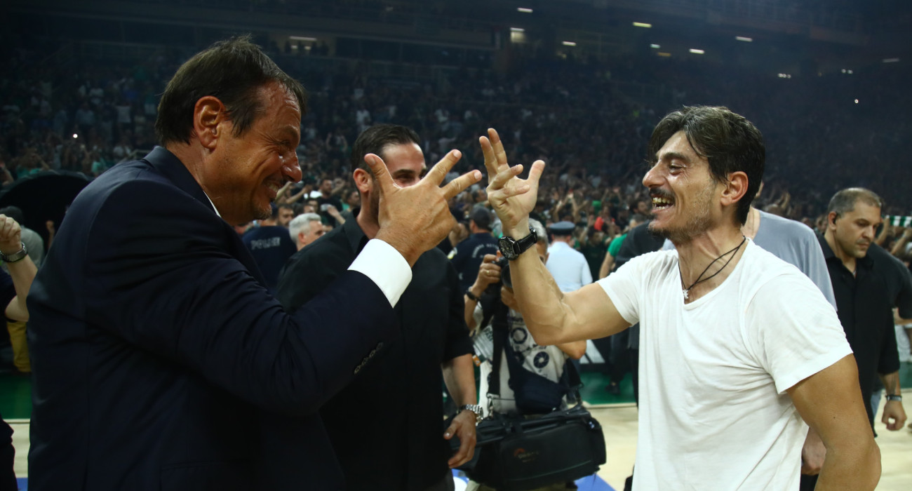 Δημήτρης Γιαννακόπουλος κι Εργκίν Αταμάν πανηγυρίζουν στο ΟΑΚΑ τη νίκη του Παναθηναϊκού / Πηγή: Eurokinissi