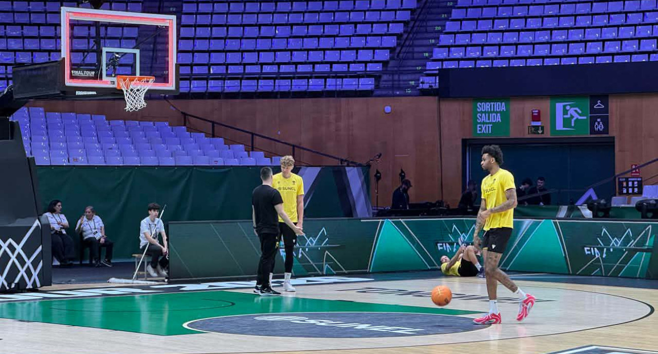 Πανέτοιμη η ΑΕΚ για τον τελικό του BCL - Ο Αρσενόπουλος το έβαλε από το κέντρο (video)